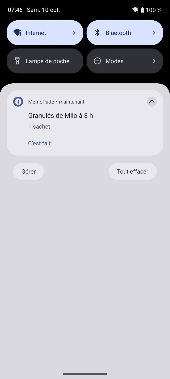Volet des notifications d’Android&nbsp;: la notification de MémoPatte «&nbsp;Granulés de Milo à 8 h&nbsp;», avec la posologie «&nbsp;1 sachet&nbsp;» et le bouton «&nbsp;C’est fait&nbsp;».